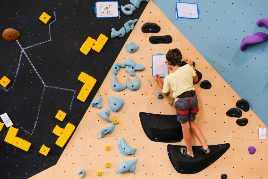 Niños pequeños disfrutando de la escalada en MiniBloc Reus