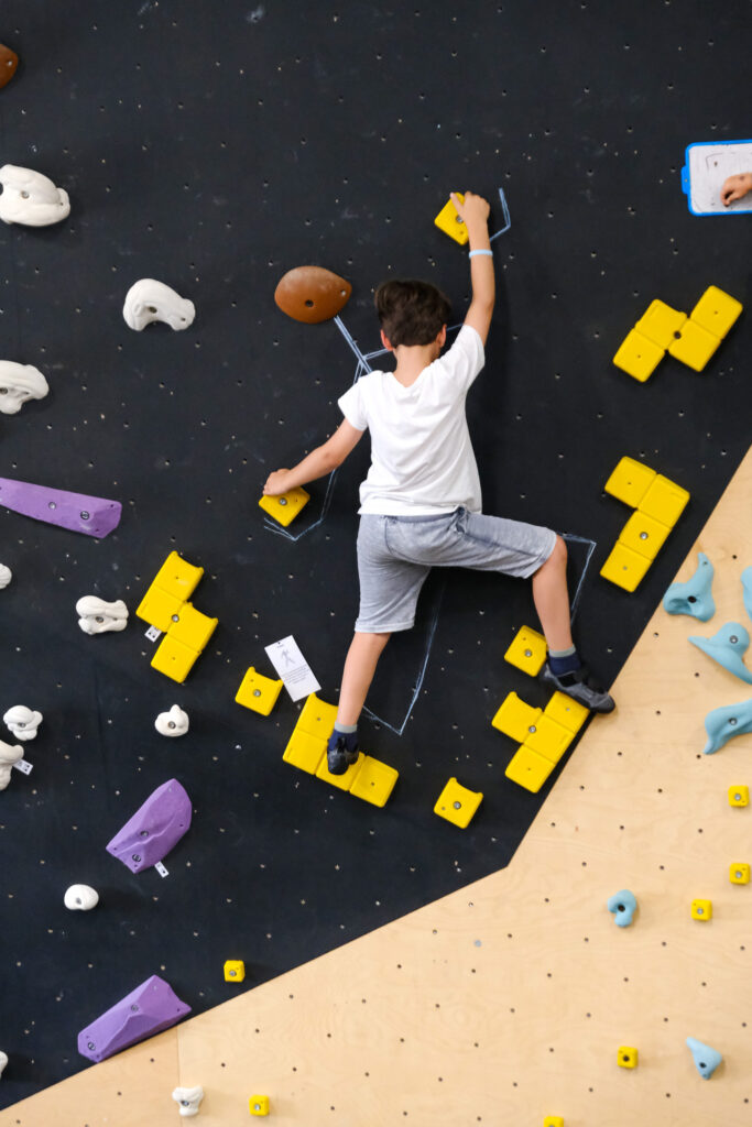 Niños escalando en el Primer Open Infantil de MiniBloc Reus