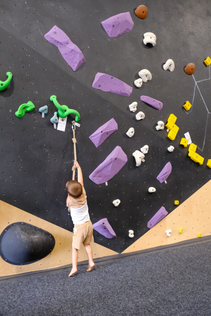 Niños pequeños disfrutando de la escalada en MiniBloc Reus